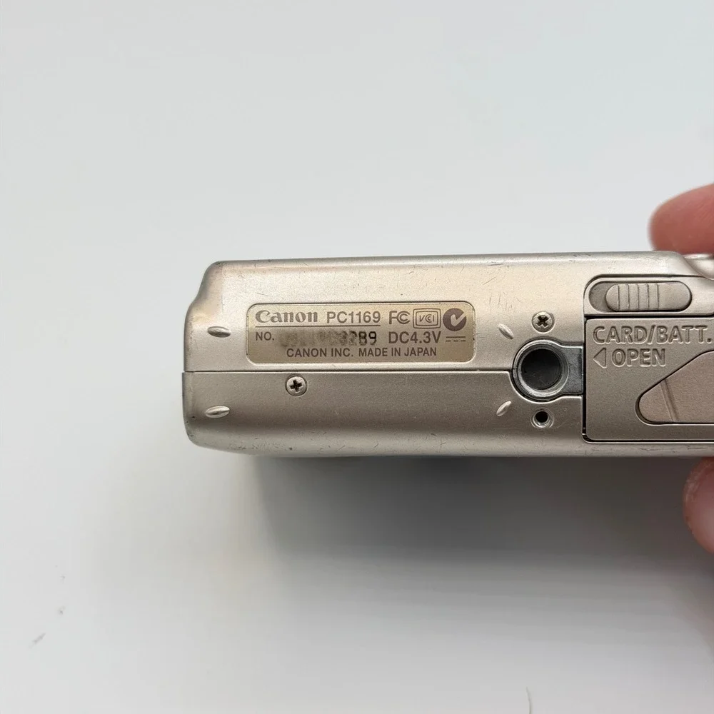 Canon PowerShot SD550 Digital ELPH 7.1MP Camera Silver Bundle W/ Case PC1169